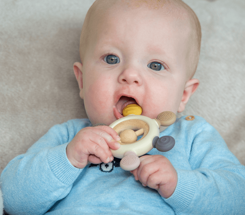 Mordedor-sonajero de silicona y madera (Dust) – desde meses