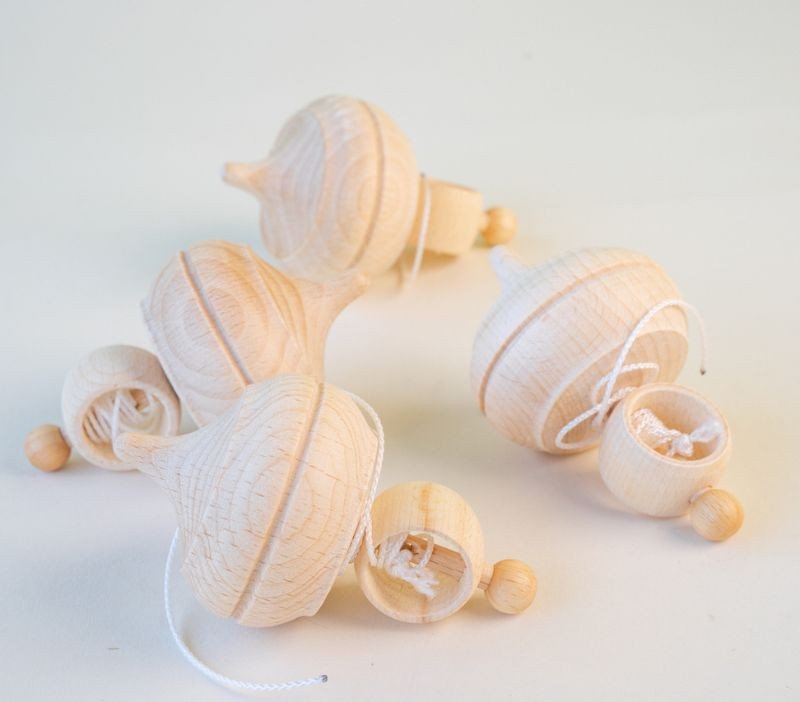 GICO Set De 5 Peonzas De Madera Forma Cebolla | 4 Colores Pastel + 1 Natural | Diámetro 3.5 Cm | Juguete Clásico Para Niños Y Adultos | Regalo Sostenible Y Duradero