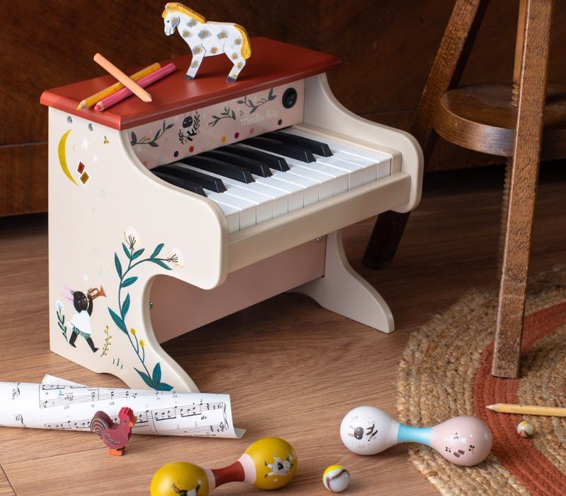 Hape Mini Piano De Madera – Instrumento Musical Con 18 Teclas Y Partitura, Rojo Brillante, Ideal Para Iniciar A Niños En La Música Desde Edad Temprana