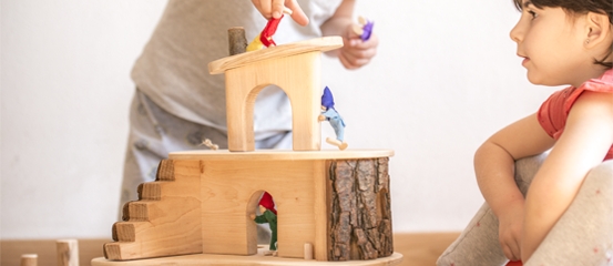 Casas de muñecas Waldorf de madera natural — Jugar i Jugar