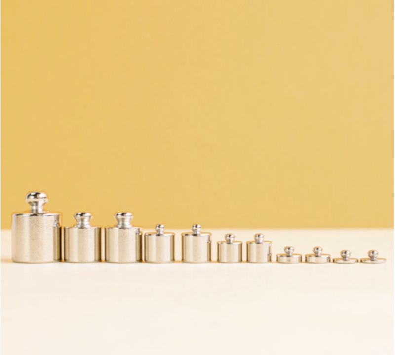 Pesas de metal para balanzas y juegos matemáticos de peso