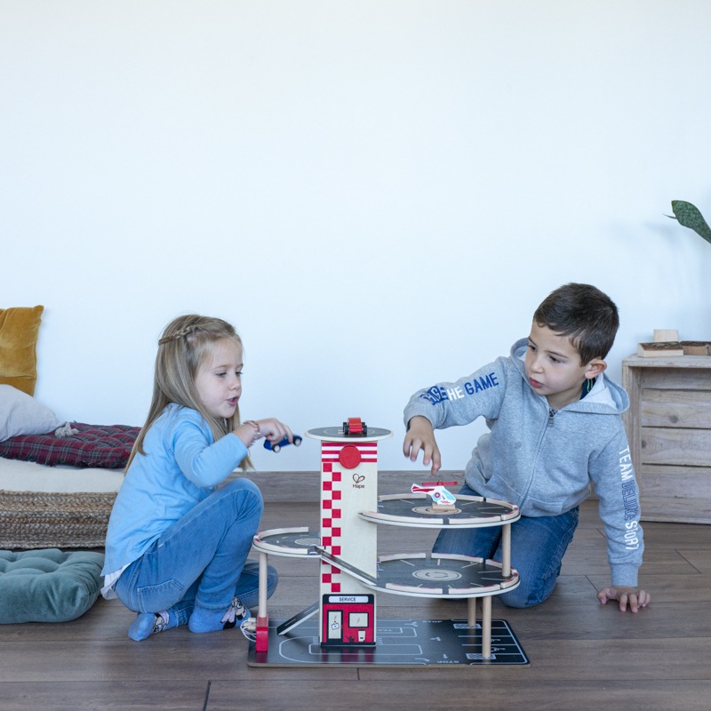 Hape Garaje De Madera Con 4 Plantas Y Rampa – Parking Para Coches Con Ascensor, Gasolinera Y Helipuerto, Incluye 2 Coches Y 1 Helicóptero