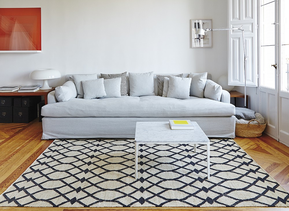 GAN | Kilim Rodas, modelo en color negro