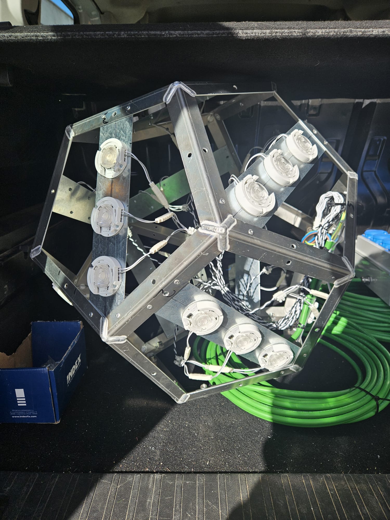 Estructura met&aacute;lica interna de la estrella de Gaud&iacute; con m&oacute;dulos LED Optoga instalados.