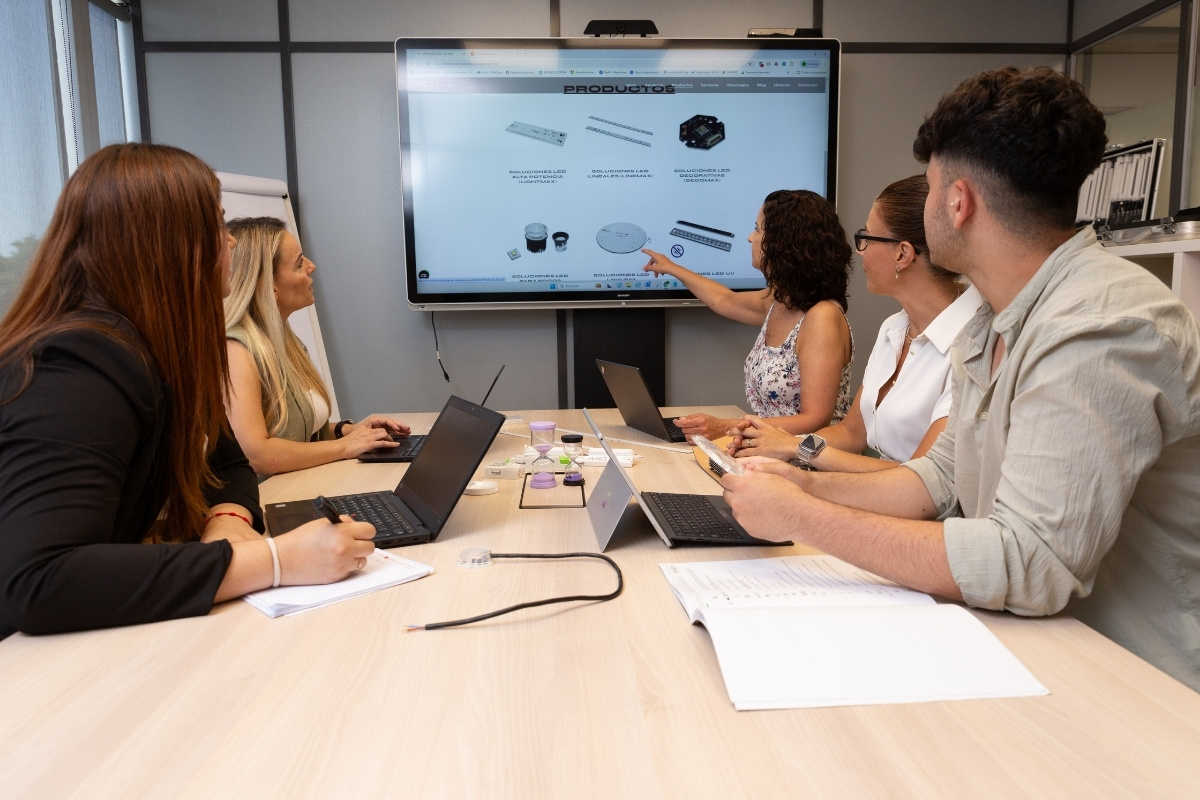 Solucions LED personalitzades per a fabricants en un entorn innovador i sostenible.