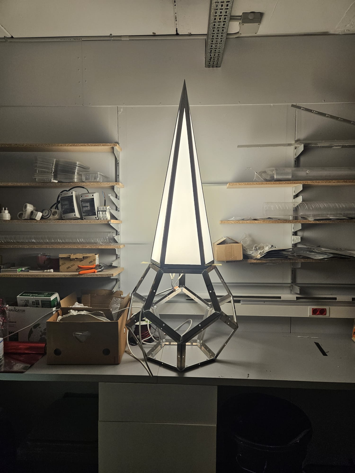 Pieza luminosa de la estrella de Gaud&iacute; durante el montaje en el taller.