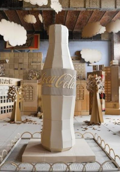 Botella de Coca-cola hecha de cartón