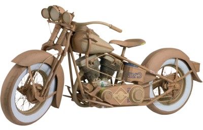 Esculturas de cartón sobre ruedas: moto custom