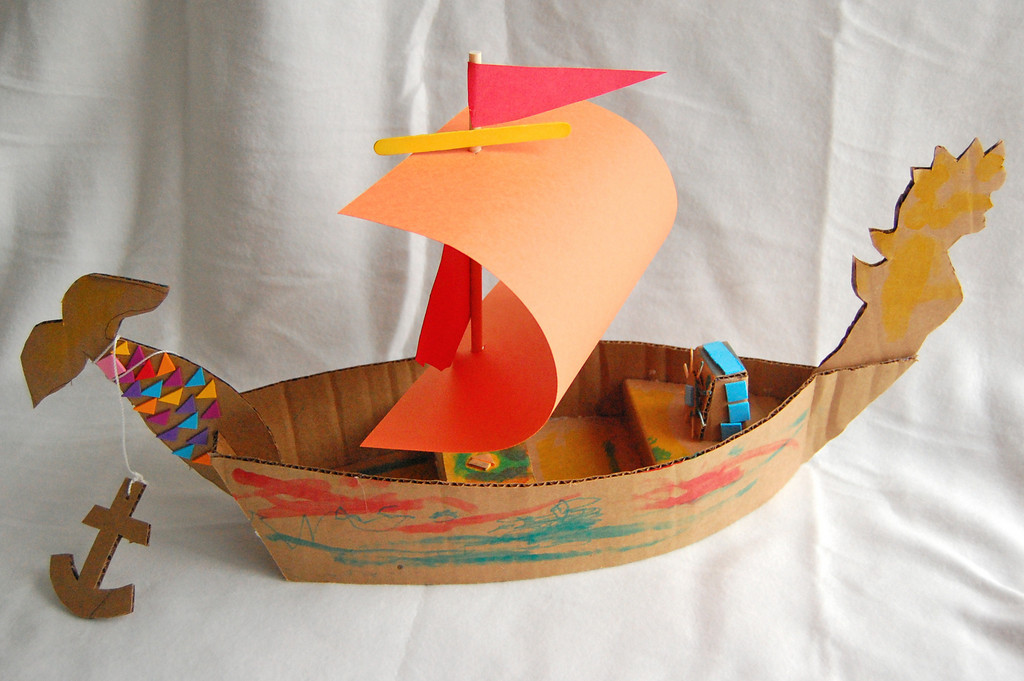 kartox-navegando-en-barco-de-carton-08